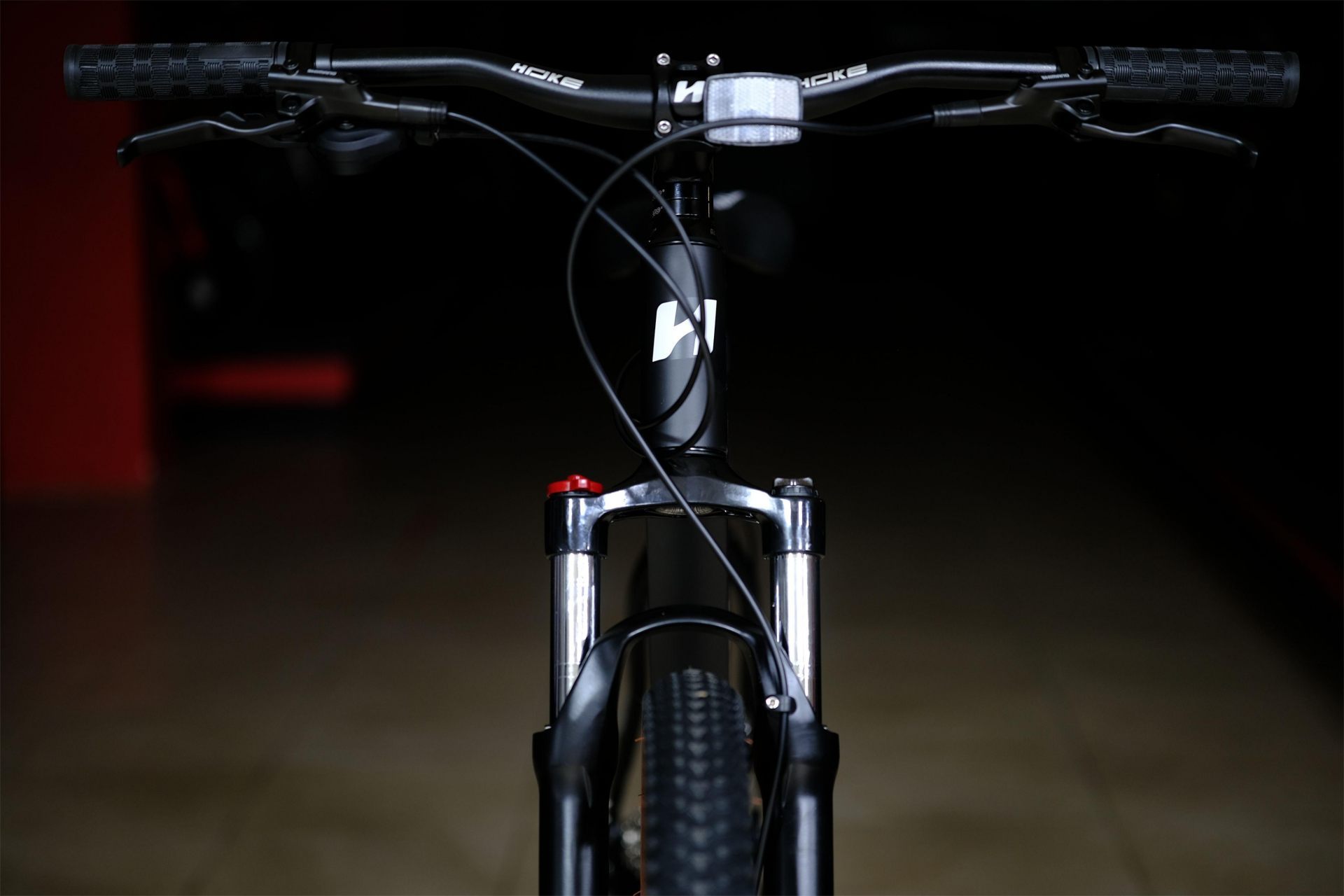 Вилка алюминиевая пружинно-эластомерная 100 mm с функцией регулировки и блокировки хода  HOKE 6 Way Deore 29 HD матовый чёрный 19