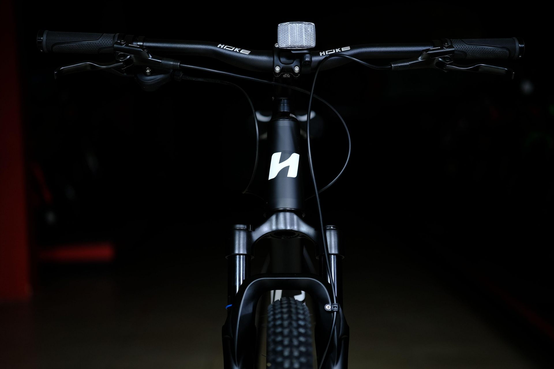 Вилка воздушная Boost GTMRK 550 AIR под ось 15mm HOKE 11 Way 29 HD матовый чёрный-белый 21